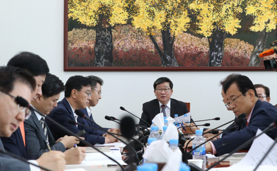 17일 오전 국회 예산결산특별위원회 결산심사소위원회가 더불어민주당 소속 전해철 위원장(가운데)의 주재로 열리고 있다.  <연합뉴스>